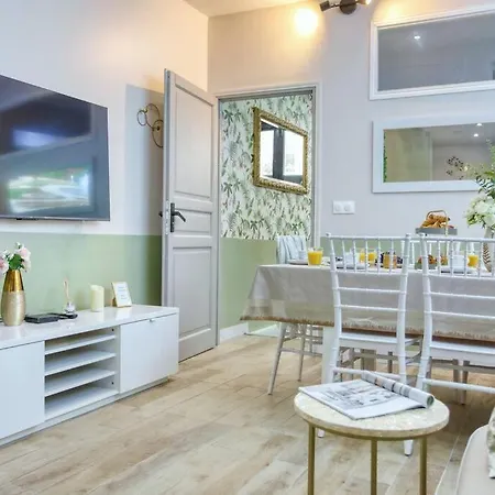 Апартаменты Le Nid Parisien Triplex Cosy Et Chaleureux Париж